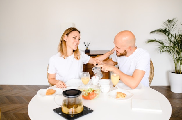 Uśmiechnięte osoby jedzące